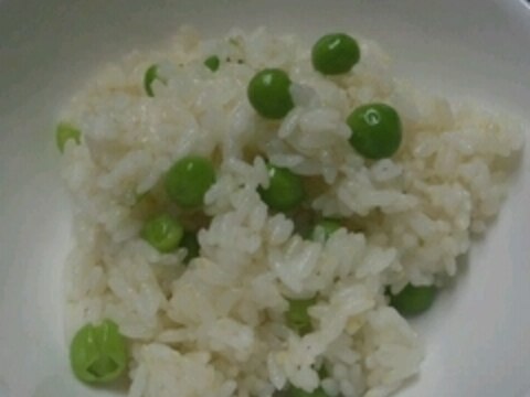 鮮やかな緑の豆ご飯